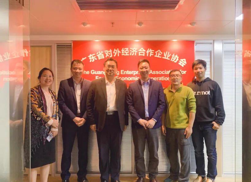 2 月 10 日 廣東省對(duì)外經(jīng)濟(jì)合作企業(yè)協(xié)會(huì)駐莫斯科代表處首席代表&俄羅斯粵商會(huì)會(huì)長(zhǎng)孫繼業(yè)、秘書(shū)長(zhǎng)于超先、秘書(shū)長(zhǎng)李欽武、正睿咨詢集團(tuán)商業(yè)服務(wù)中心總經(jīng)理武文盛（左3）、項(xiàng)目總監(jiān)譚懿（左2）合影