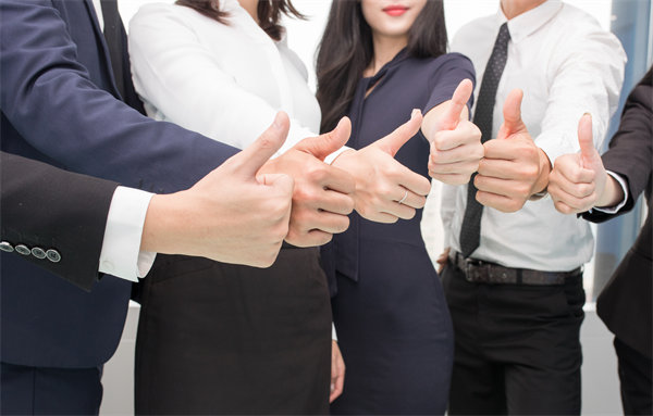 在企業(yè)管理中，專權(quán)式和民主式管理各有哪些優(yōu)缺點？