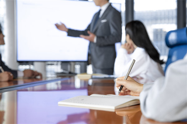 如何保證企業(yè)的年度工作方向與經(jīng)營(yíng)目標(biāo)保持一致？