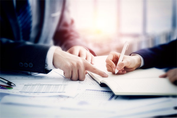 面對業(yè)績波動，企業(yè)如何靈活調(diào)整績效評價標準？