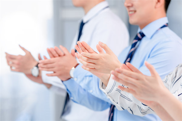 面對人才流失問題，企業(yè)應(yīng)如何改進(jìn)人力資源策略？
