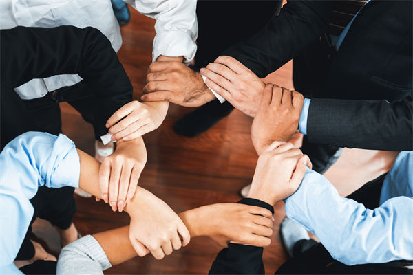 在制定企業(yè)戰(zhàn)略規(guī)劃時，如何平衡短期與長期目標？