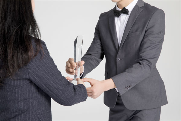 績效管理中，如何激勵(lì)優(yōu)秀員工，又幫助其提升？