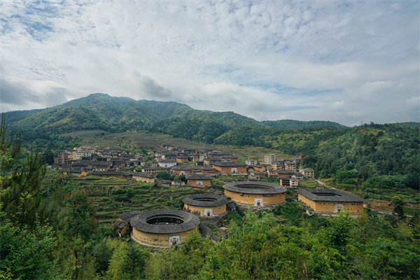 企業(yè)如何借助福州咨詢(xún)公司提升生產(chǎn)效率和減少浪費(fèi)？